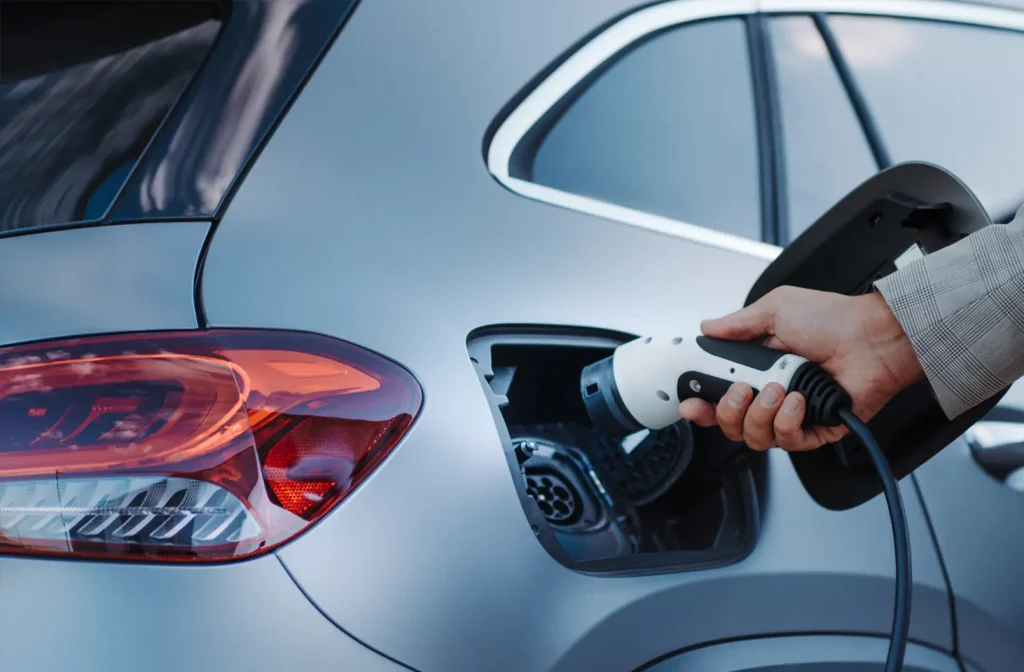 Werden Elektroautos durch steigende Spritpreise attraktiver – oder frisst der Strompreis den Vorteil wieder auf?