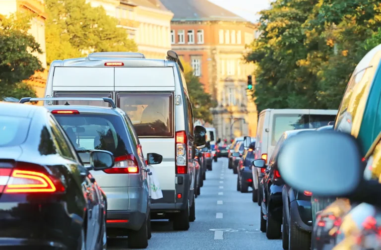 Auto im Stadtgebiet vs. Umland: Welche Nutzung Spuren hinterlässt – und welche nicht